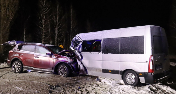 ДТП с 11 пострадавшими — на скользкой дороге возле Нежина столкнулись Toyota и автобус, фото - ГСЧС