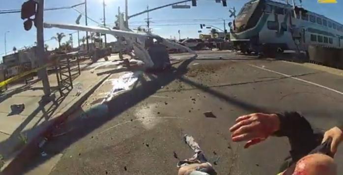 В США раненого пилота самолета вытащили почти из-под поезда, скриншот видео