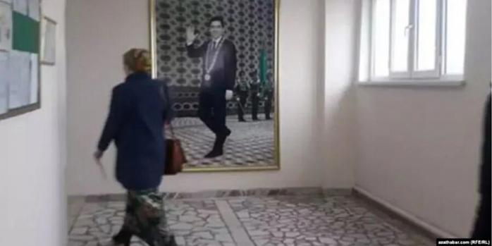 Туркменистан массово меняет портреты президента — у них «свежий» цвет пиджака