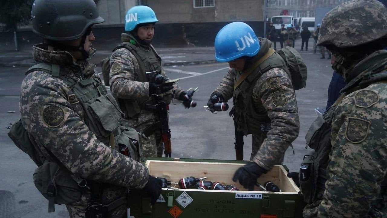 Военные в голубых касках миротворцев. Фото: IvarDale в Twitter
