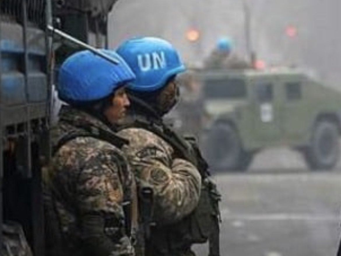 Військові у блакитних касках миротворців. Фото: IvarDale у Twitter