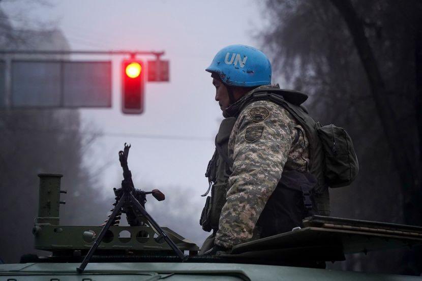 Військові у блакитних касках миротворців. Фото: IvarDale у Twitter