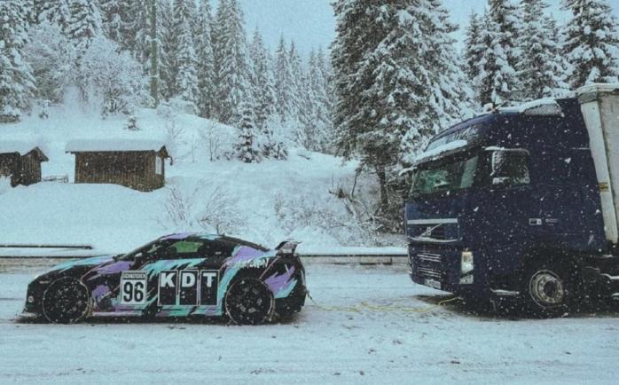 Спорткар Nissan GT-R вытащил фуру из снежного плена в горах 