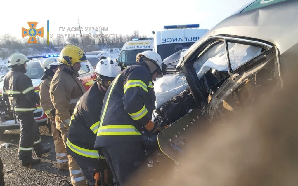 В ДТП на объездной Харькова погибли три человека, двое детей в тяжелом состоянии, фото - ГСЧС