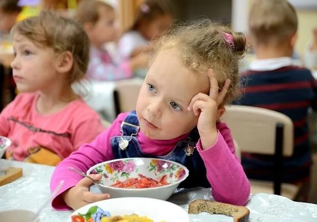 Батьки сваряться в соцмережах на нове меню в школах. Фото: vgorode.ua