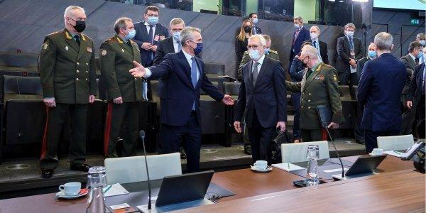Рада Росія — НАТО у Брюсселі: Столтенберг зустрічає заступника голови МЗС Грушка — фото НВ