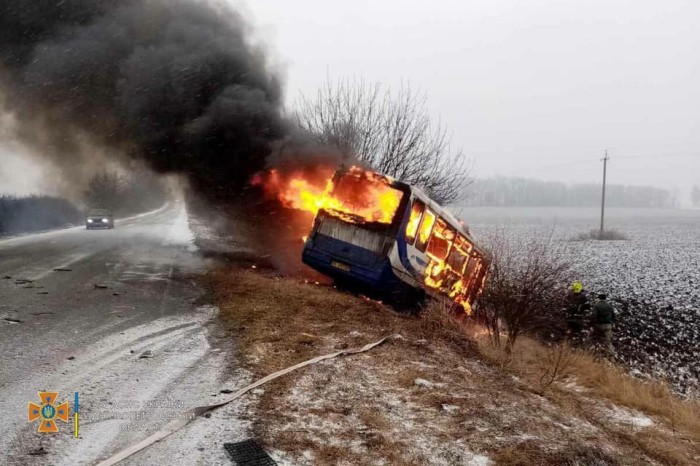 В Днепропетровской области в ДТП сгорел рейсовый автобус, фото: ГСЧС