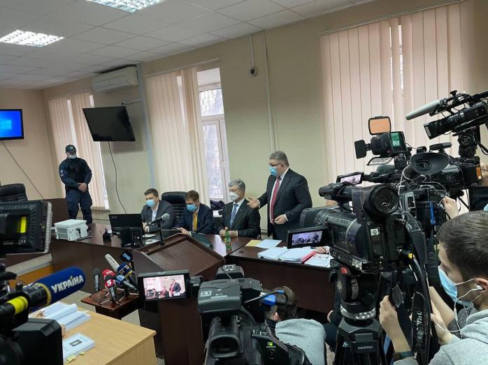 Меру пресечения Порошенко избирает назначенный им судья — что происходит в суде