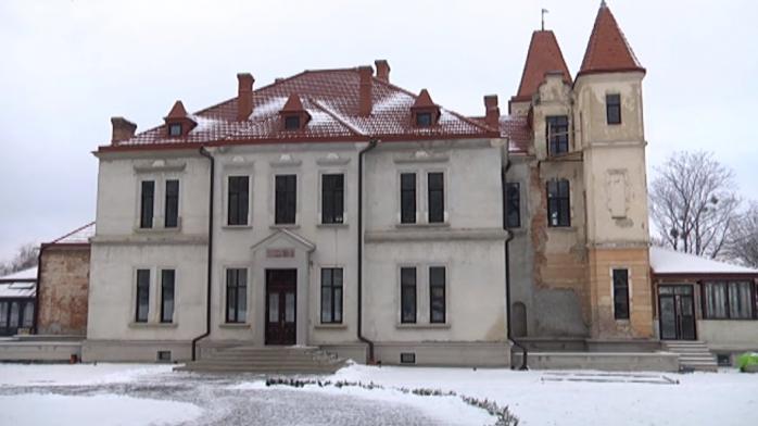 Нове життя старовинному замку на Львівщині дали три родини (ФОТО, ВІДЕО)