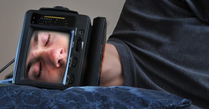 Люди погано сплять, якщо засинають перед телевізором, фото: