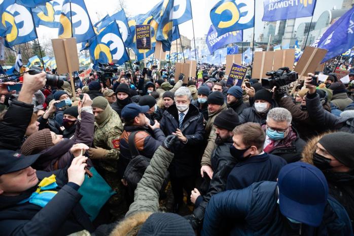 Сторонников Порошенко снова собирают в Киеве в день ​​объявления решения