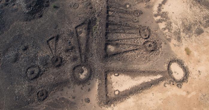 Гробниці у формі замкової щілини з боків поховальної алеї в оазисі Аль-Хаїт, фото: Університет Західної Австралії