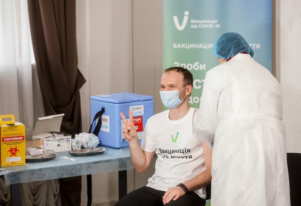 Міністри отримали бустерну дозу вакцини, фото: Денис Шмигаль