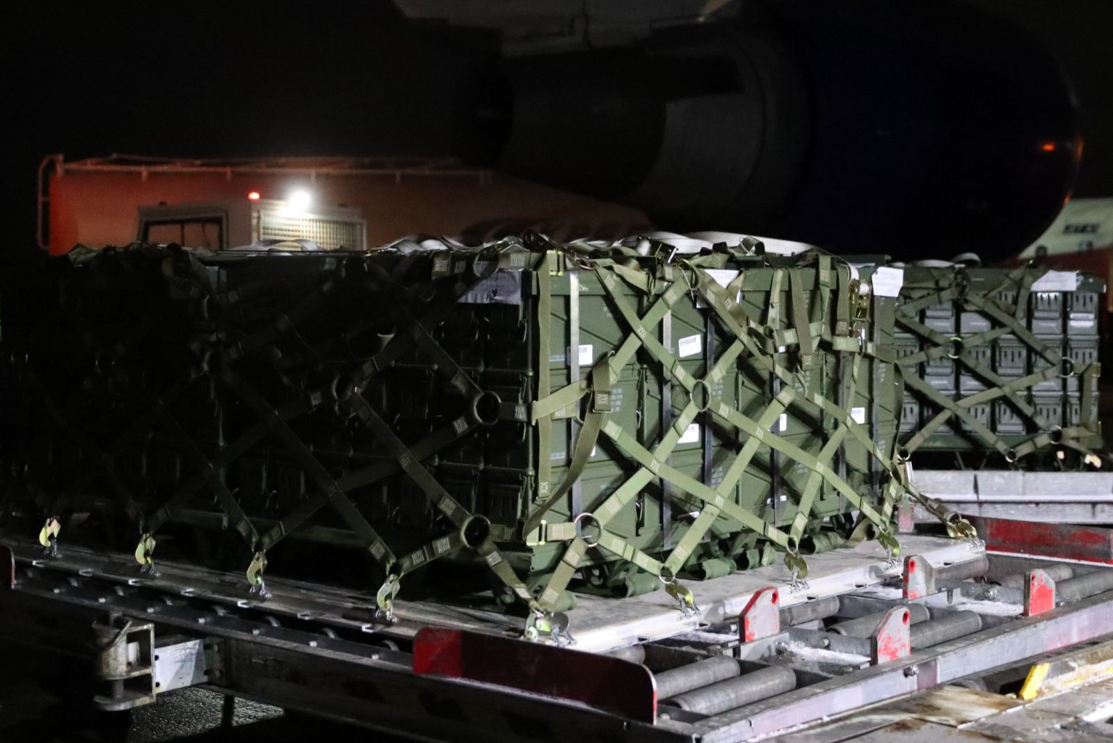 Вантаж боєприпасів для фронту екстрено надіслали США в Україну, фото - Посольство США в Україні