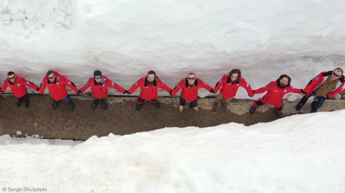 Ланцюг соборності створили українські полярники в Антарктиді, фото: Національний антарктичний науковий центр