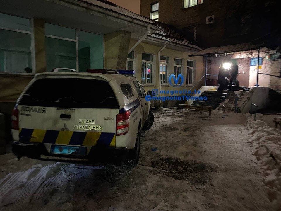 Мужчина застрелился на пороге больницы в Киеве. Фото: «Магнолия ТВ»