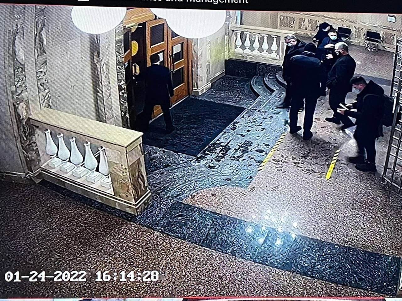Петр Порошенко покинул здание ГБР через семь минут после прибытия. Фото: ГБР