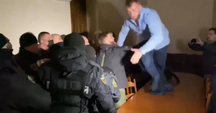 Во время инцидента в горсовете Одессы, скриншот видео