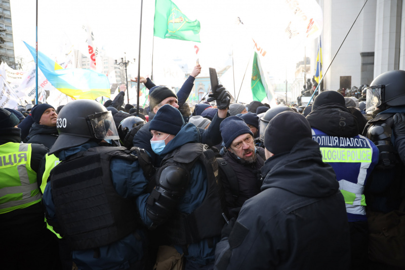 Мітингарі почали наступ на Раду, медійників виводять через підземний перехід, фото - РБК-Україна 