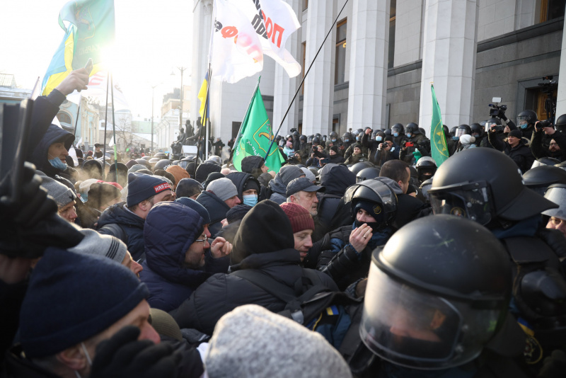 Мітингарі почали наступ на Раду, медійників виводять через підземний перехід, фото - РБК-Україна 