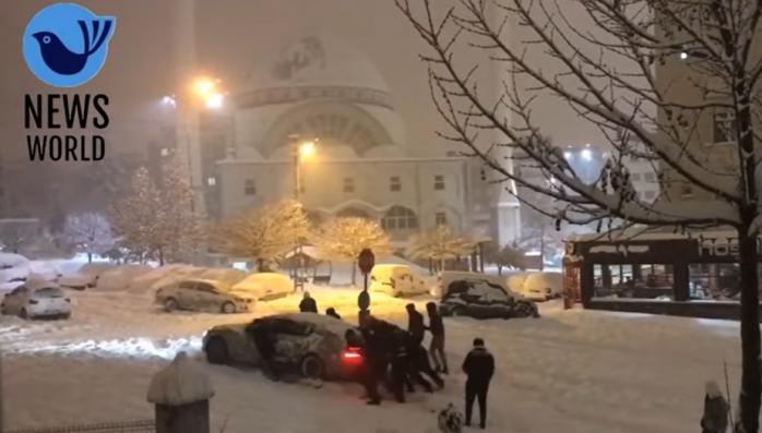 Снегопады в Стамбуле – чиновники ушли в отпуска, студенты на каникулы