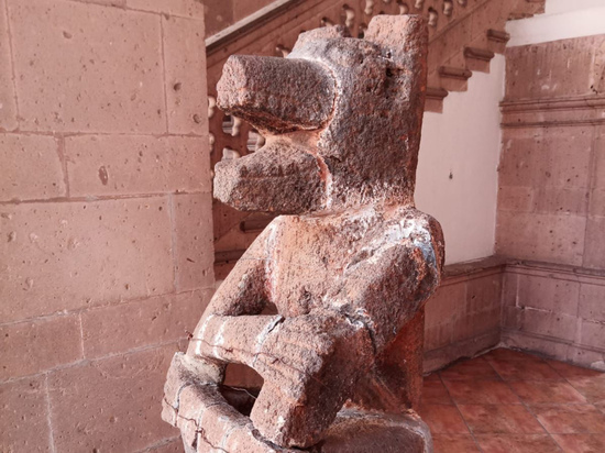 Знайдена в Мексиці статуя людини-койота. Фото: INAH