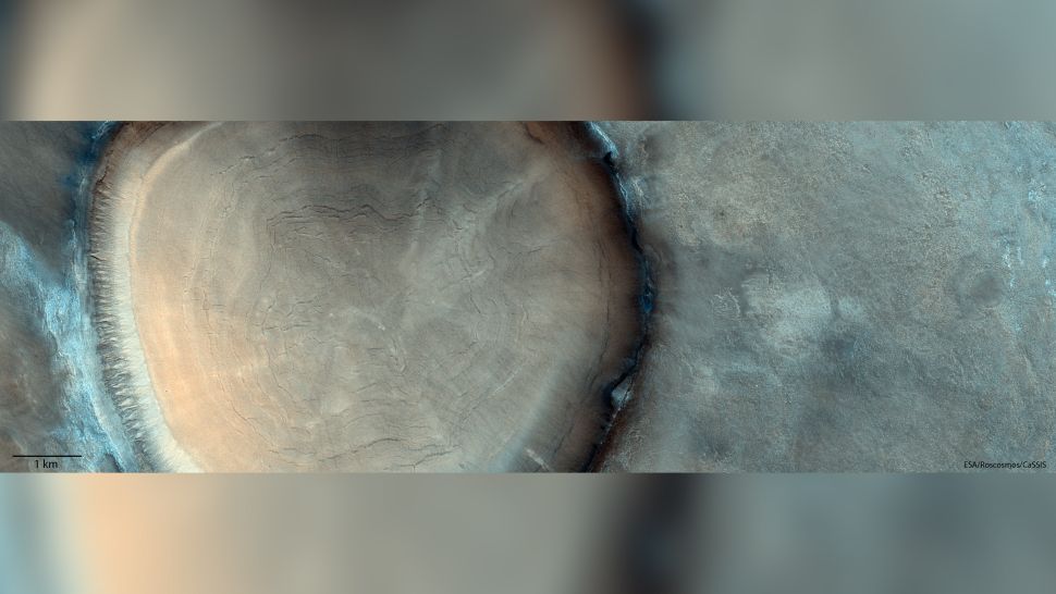 Кратер с кольцами на Марсе. Фото: futurecdn.net