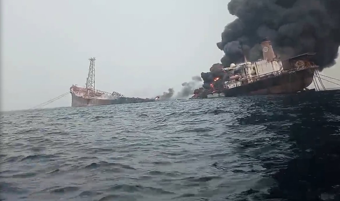 Дым до небес — возле Нигерии взорвался танкер, есть угроза экокатастрофы 