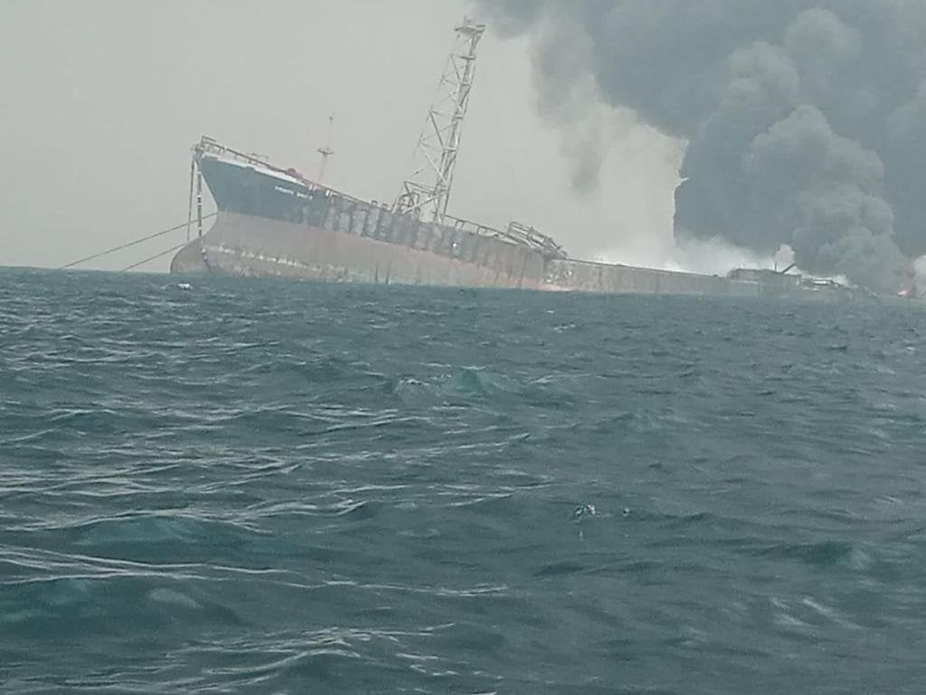 Все у вогні, дим до небес - біля Нігерії вибухнув танкер, є загроза екокатастрофи