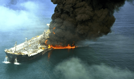 Дым до небес — возле Нигерии взорвался танкер, есть угроза экокатастрофы 