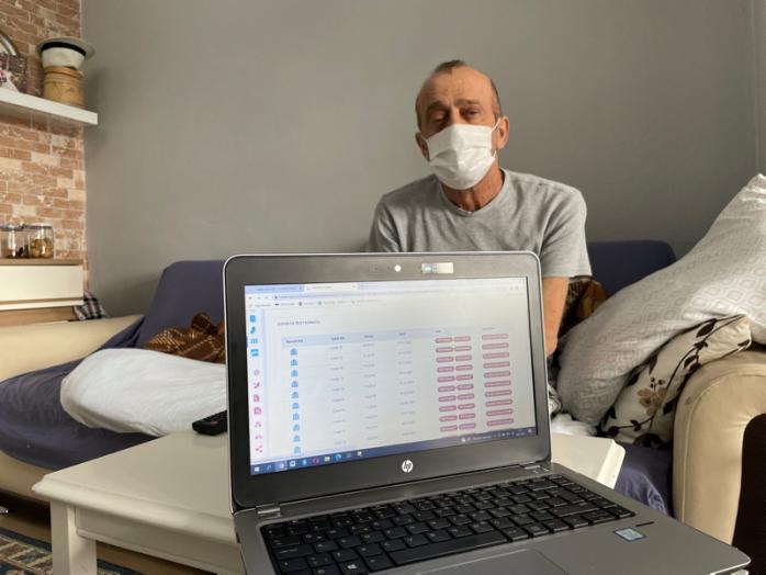 Мужчина болеет коронавирусом с 2020 года – живет на карантине и не видит родных