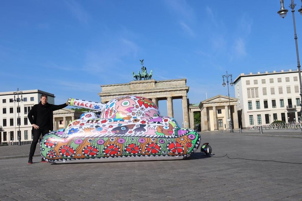 Художник, работающий в стиле попарт, назвал свое произведение "Frühlingspanzer" (дословно – "весенний танк"), фото - DW