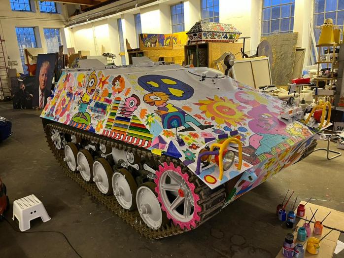 Художник, який працює у стилі попарт, назвав свій твір "Frühlingspanzer" (дослівно - "весняний танк"), фото - DW