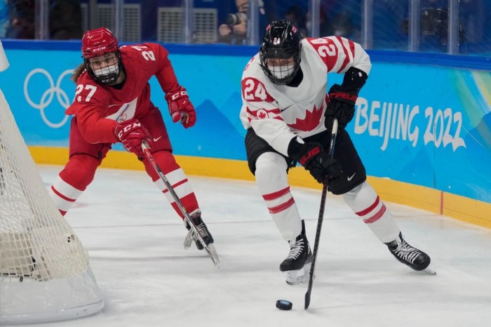  Хоккейный матч между командами из РФ и Канады начался с задержкой, спортсменкам пришлось играть в масках, фото: AP