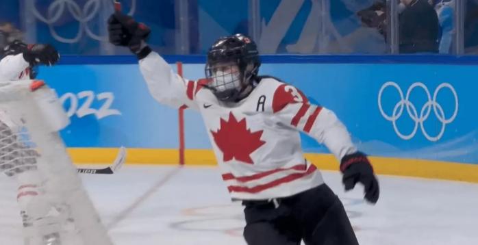 Хоккейный матч между командами из РФ и Канады начался с задержкой, спортсменкам пришлось играть в масках, фото: AP