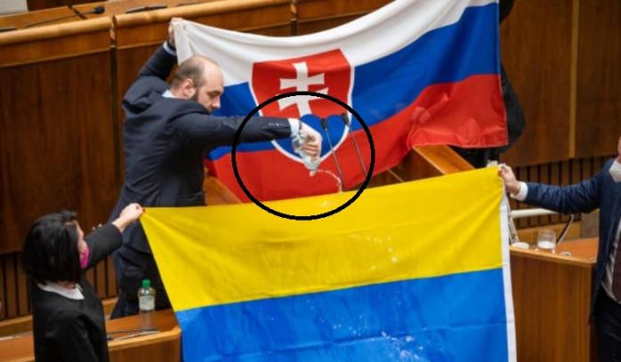 Прапор України облили водою у парламенті Словаччини