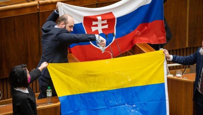МИД Словакии отреагировал на осквернение флага Украины
