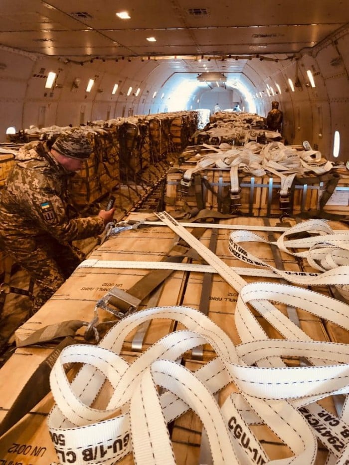 Самолет из США доставил военную помощь Украине, фото: Алексей Резников
