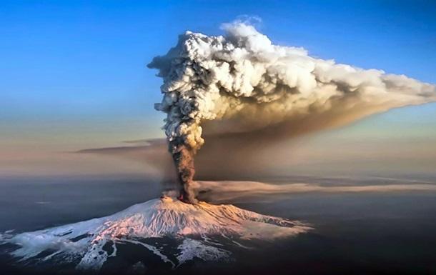 Вулкан Этна снова начал извергаться – эффектные фото и видео. Фото: ФБ