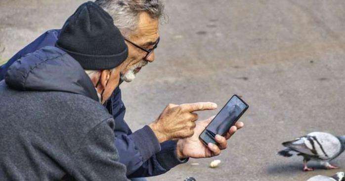 Вакцинованим українцям віком від 60 років видаватимуть смартфони, фото: «Главком»