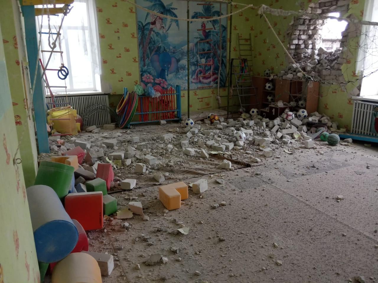 Боевики обстреляли детсад в Станице Луганской. Фото: штаб ООС