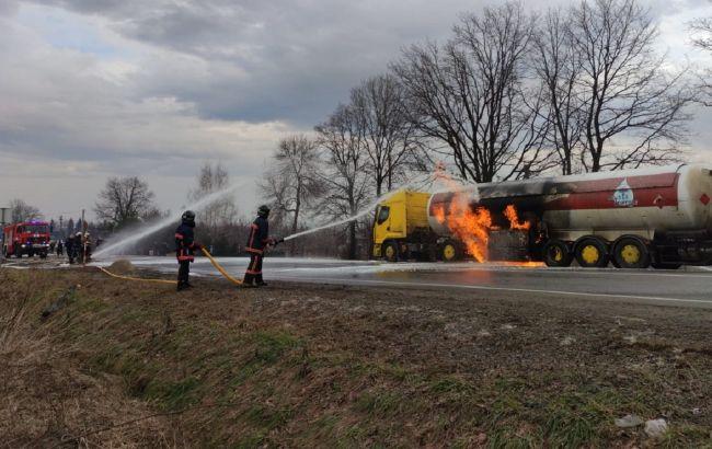 Цистерна с газом горит второй день в Прикарпатье, людей эвакуировали