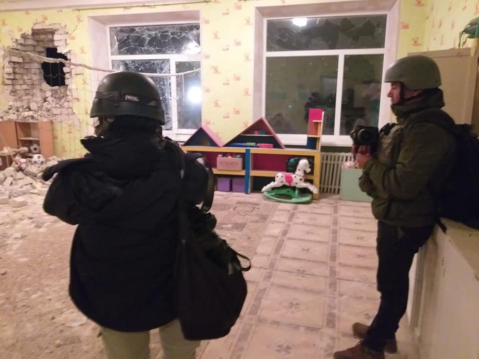 Киев в ответ на фейки России привез на Донбасс иностранные СМИ 