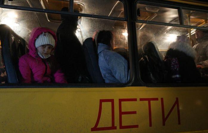 Мобілізація, евакуація і вибухи - що відбувається в окупованих областях Донбасу