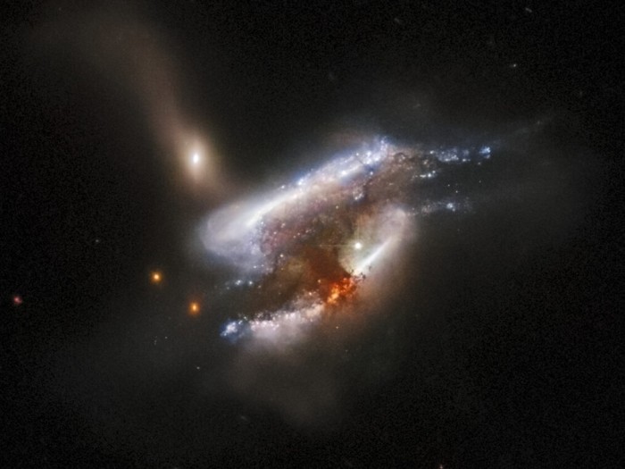 Космический телескоп «Хаббл» зафиксировал слияние трех галактик, фото: Hubble
