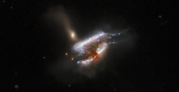 Космический телескоп «Хаббл» зафиксировал слияние трех галактик, фото: Hubble