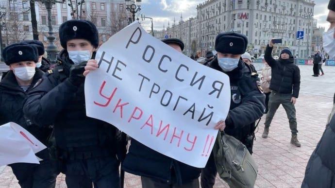 Одиночні мітинги проти війни з Україною влаштували в Росії. Фото: Sota