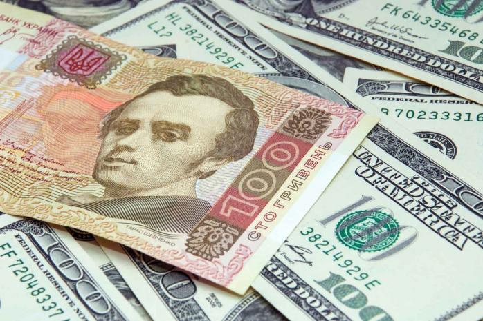 Курс гривні знову впав – як НБУ рятує національну валюту