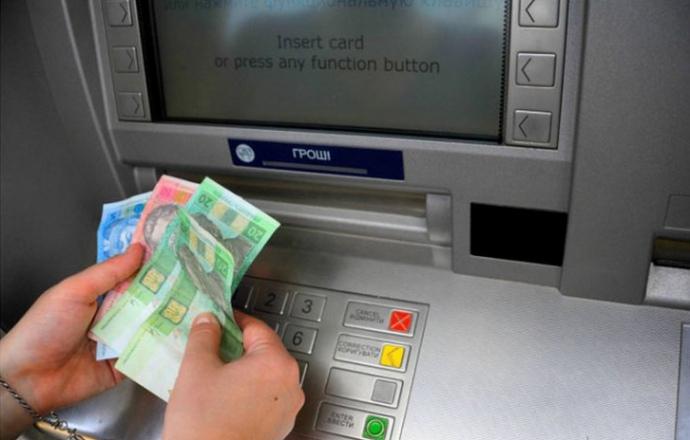 Нацбанк отреагировал на очереди у банкоматов и ввел ограничения