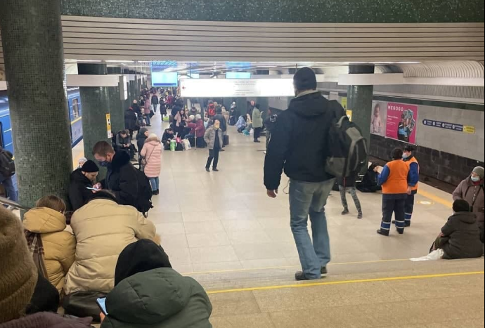 Через загрозу "любові Путіна" кияни і харків'яни ночують у метро 